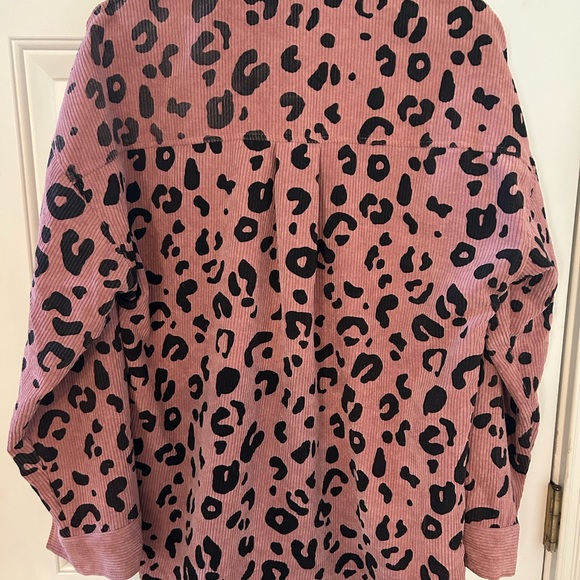 ePretty Chicago brand pink/rose cheetah design thin shacket jacket. Size Med - Picture 9 of 12